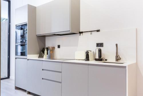 Kuchyň nebo kuchyňský kout v ubytování Mestalla Flats by Nomad Host