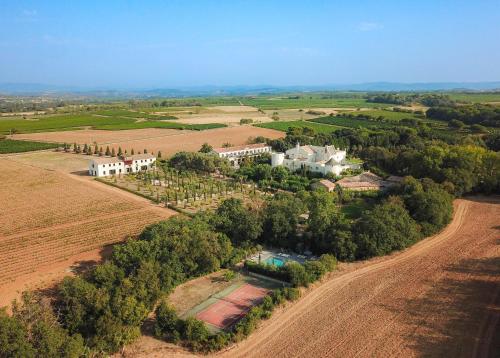 une vue aérienne d'une grande maison dans un champ dans l'établissement Château Hermitage de Combas, à Servian