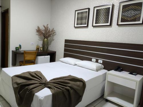 Postel nebo postele na pokoji v ubytování Papagaio Hotel