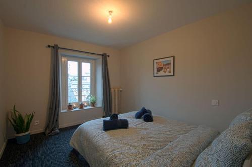 une chambre avec un lit avec des serviettes bleues dessus dans l'établissement Ty ar kazarn Foch - Colombier - Champ-de-Mars, à Rennes