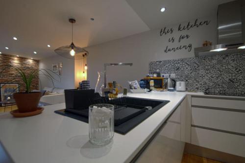 une cuisine avec un comptoir en verre dans l'établissement Ty ar kazarn Foch - Colombier - Champ-de-Mars, à Rennes