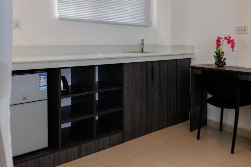 Kuchyň nebo kuchyňský kout v ubytování UCHA Hotel & Suites