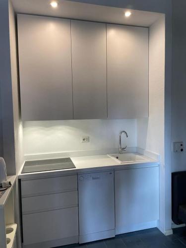 a kitchen with white cabinets and a sink at Casa a Calaverde pochi passi dal mare terrazza aria condizionata WiFi e parcheggio in Forte Village
