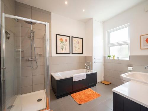 Bilik mandi di Pass the Keys Stylishly designed London Townhouse - Garden Oasis