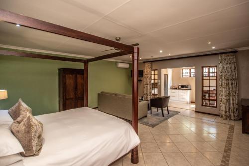 Una cama o camas en una habitación de Nut Grove Boutique Hotel