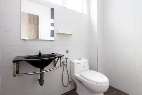 une salle de bain blanche avec un lavabo et des toilettes dans l'établissement Haus Homestay - Mu slim friendly Retreat, à Kampong Batu Lapan