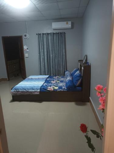 Postel nebo postele na pokoji v ubytování Elsewhere bar and resort Grants Place Rayong