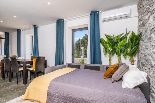 a bedroom with a bed and a dining room at SUPER Camacha - Casa da Eira in Camacha