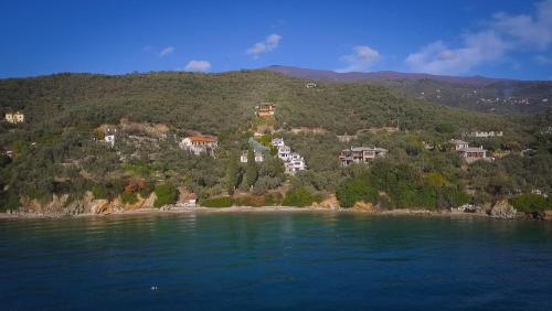 Fotografie z fotogalerie ubytování Villas 2 Cypresses with Private Pools v destinaci Áno Gatzéa