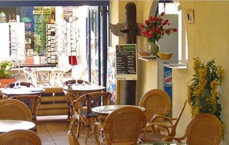 un groupe de tables et de chaises dans un restaurant dans l'établissement Hôtel Le Neptune, à Soulac-sur-Mer