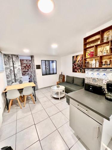 une cuisine et un salon avec un canapé et une table dans l'établissement Atelier artiste à 10 de Paris avec terrasse, à Vitry-sur-Seine