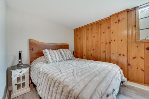 una camera da letto con un letto e una parete di legno di Cozy Nampa Escape with Fireplace and Smart TV! a Nampa