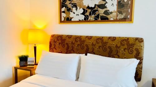 Postel nebo postele na pokoji v ubytování One Tagaytay Place Hotel Suites OFFICIAL ACCOUNT