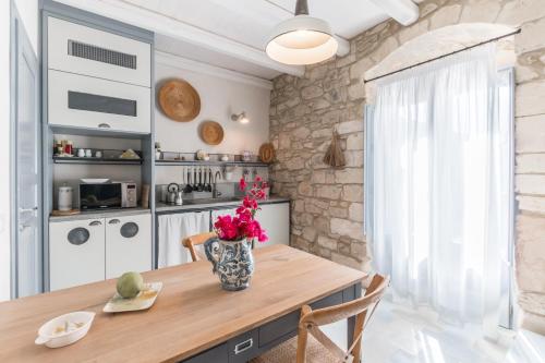 Apartamento de 2 niveles con 2 dormitorios y vistas al mar