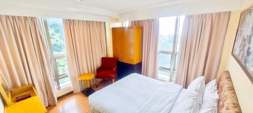 Postel nebo postele na pokoji v ubytování One Tagaytay Place Hotel Suites OFFICIAL ACCOUNT