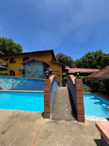 - une piscine avec une rampe de skateboard à côté d'une maison dans l'établissement Siwõ Art Guesthouse, à Ocotal