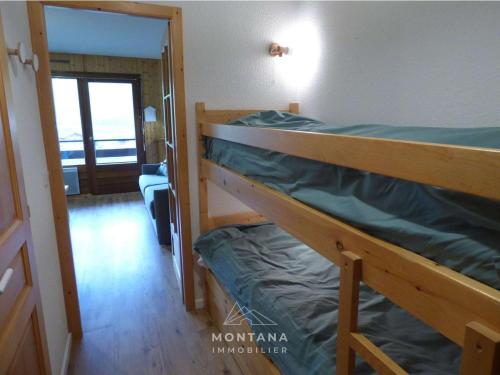 - une chambre avec 2 lits superposés et un couloir dans l'établissement Studio Confortable avec Coin Montagne et Garage - 4 Pers - Le Grand-Bornand - FR-1-458-190, au Grand-Bornand