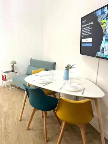 une salle à manger avec une table et des chaises et une télévision dans l'établissement 732 Charmant studio en mezzanine proche du métro 9, à Bagnolet