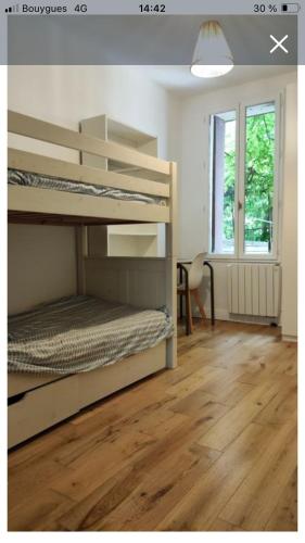 une chambre avec un lit superposé et un bureau dans l'établissement Maison de campagne avec piscine, à Mauguio