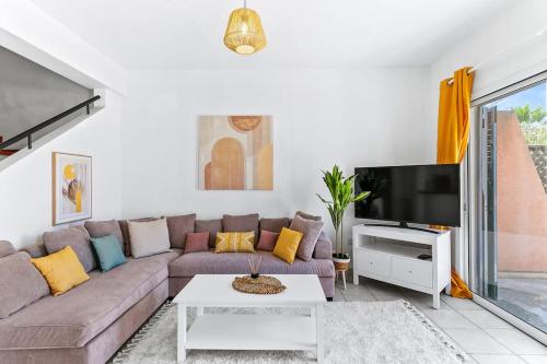 Charming 3-Bedroom Maisonette with Pool Access at Regina Gardens, 700 m Venus Beach