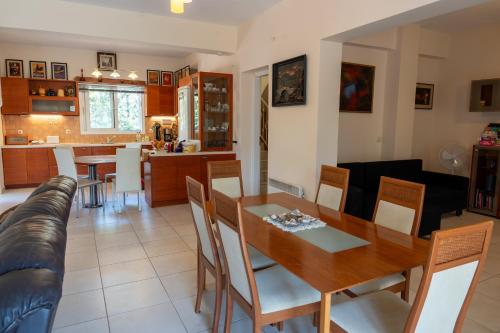 a kitchen and living room with a table and chairs at Beautiful Summer Villa in Chalkoutsi in Khalkoútsion