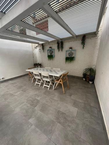 アンツィオにあるAlloggio turistico villinetto Cinziaのテーブルと椅子が置かれた広い部屋