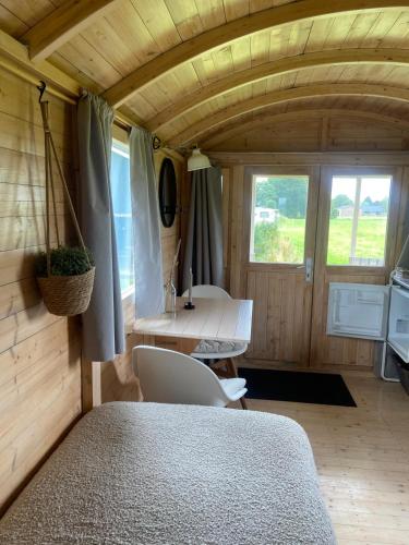 Ένα ή περισσότερα κρεβάτια σε δωμάτιο στο Pipowagen op Camperplaats Vechtdal