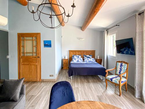 une chambre avec un lit, un canapé et une table dans l'établissement la chamade grande chambre B&B indépendante, à Ventabren