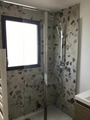 eine Dusche im Bad mit Fenster in der Unterkunft Maison 2ch, Parking, à 10min de Bx, Calme in Mérignac