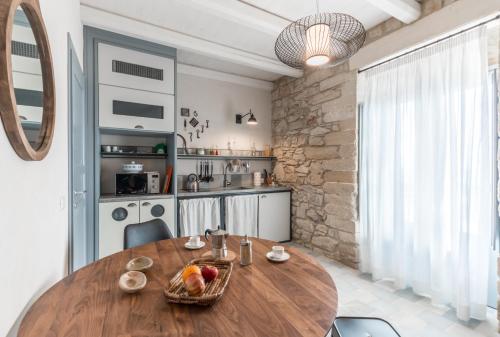 a kitchen and dining room with a wooden table at Mangiabove in Marina di Ragusa