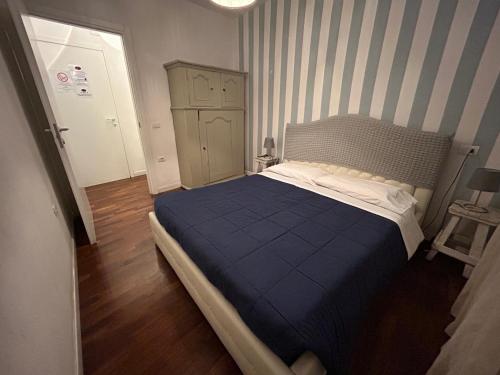 a bedroom with a bed with a blue comforter at Allegra Toscana - Affittacamere Guest house Arezzo in Arezzo