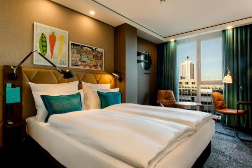 Postel nebo postele na pokoji v ubytování Motel One Leipzig-Post