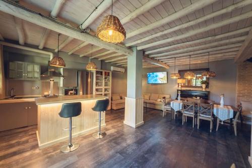 a living room with a bar and a dining room at La Casa del Jardín in Candeleda