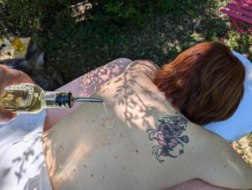 a woman is getting a tattoo on her shoulder at La Dame de cœur 05 in Antonaves