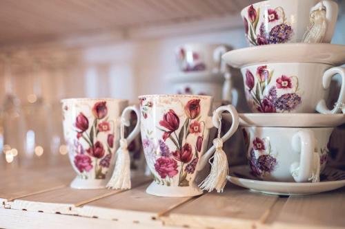 a group of cups sitting on a table at La Casa del Jardín in Candeleda