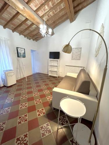 a living room with a couch and a table at Allegra Toscana - Affittacamere Guest house Arezzo in Arezzo