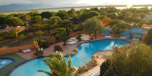 une vue aérienne d'une piscine dans un complexe hôtelier dans l'établissement Mobil Home CasaLuca 3 chambres 2 Salles d'eau, à Canet
