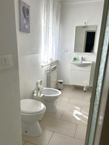 a white bathroom with a toilet and a sink at Allegra Toscana - Affittacamere Guest house Arezzo in Arezzo