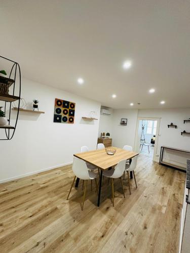 une salle à manger avec une table et des chaises en bois dans l'établissement Le Petit Bourbonnais, à Moulins