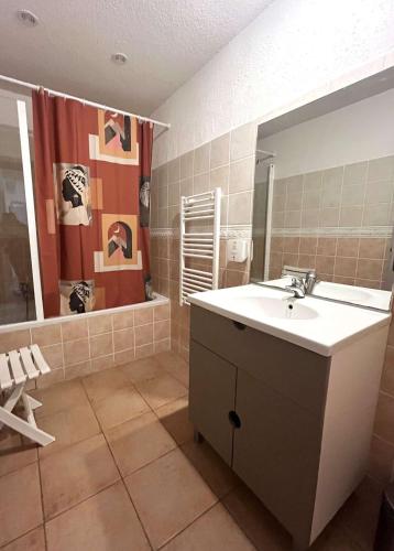 une salle de bain avec un lavabo et un miroir dans l'établissement SAINT FLORENT - 3 Pièces dans résidence avec piscine, à Saint-Florent