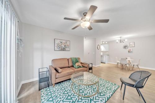 Posezení v ubytování Stonecrest 713, 2bd Apt I Free Parking I Pool