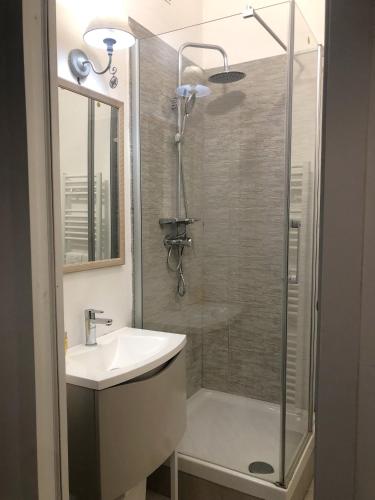 a bathroom with a shower and a sink at Allegra Toscana - Affittacamere Guest house Arezzo in Arezzo