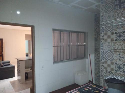 Habitación con baño con aseo y ventana. en Casa recém construída na Ilha Comprida, en Ilha Comprida