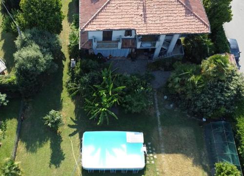 an aerial view of a house with a car in the yard at Il giardino di Emilia - Intero appartamento in villa con giardino privato e piscina estiva in Pontirolo Nuovo