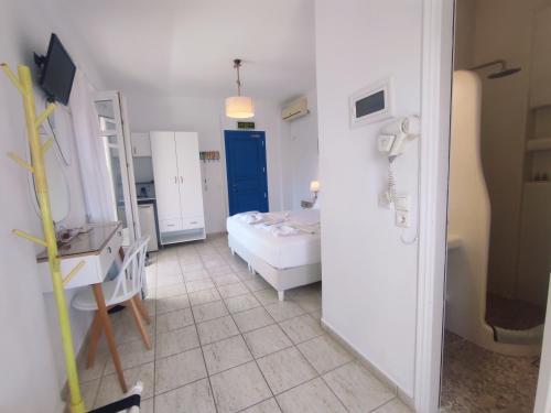 a bedroom with a bed and a room with a phone at Villa Le Grand Bleu in Katapola
