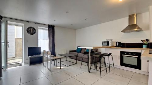 une cuisine et un salon avec une table et des chaises dans l'établissement Chez Ellie-Maison de ville à Concarneau, à Concarneau