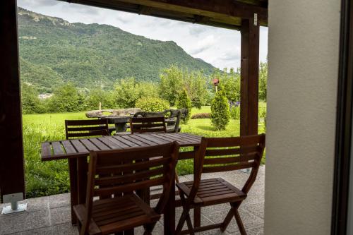 Pemandangan gunung umum atau pemandangan gunung yang diambil dari apartmen
