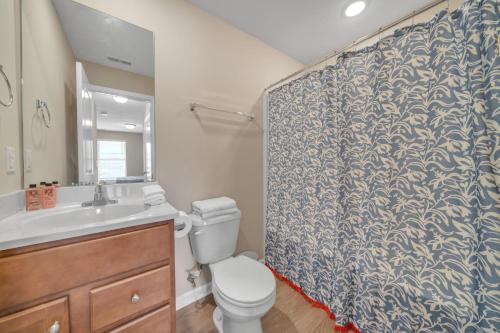 ein Badezimmer mit Toilette und Duschvorhang in der Unterkunft Stonecrest 701, 2bd Apt I Free Parking I Pool in New Albany