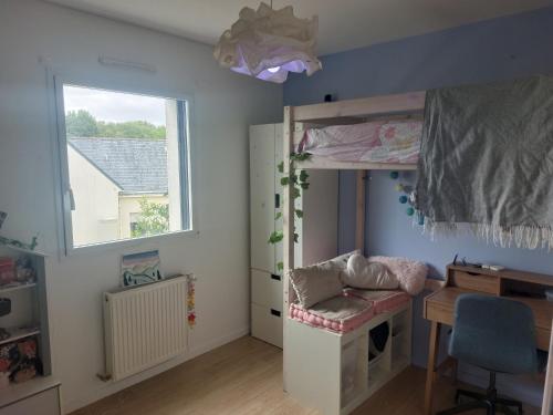 - une chambre avec des lits superposés, un bureau et une chaise dans l'établissement Maison de vacances 6 personnes, proche Nantes et mer, à Treillières