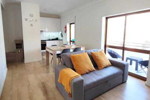 a living room with a couch and a kitchen at Casa da TITA in Vila Praia de Âncora